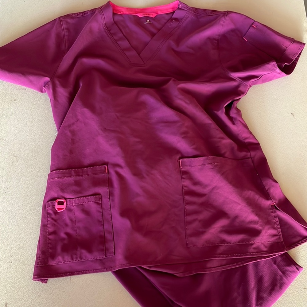 Cranberry Carhartt srub set medium top small bottoms